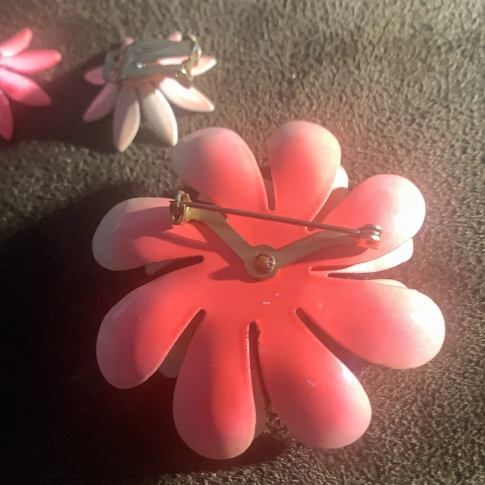 Vintage lapel pin and clip on earrings - Picture 3 of 3